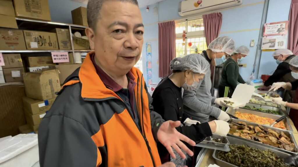 ▲曾入選「食公益」計畫的彰化縣社頭湳底社區總幹事劉景琨說明每日弱勢戶午餐送餐流程。（頂新和德文教基金會提供）