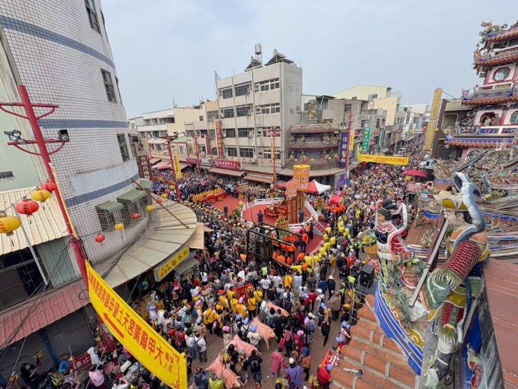 祭祀用的豬公被宰切並分送給信眾,象徵「呷豬公肉保平安」。