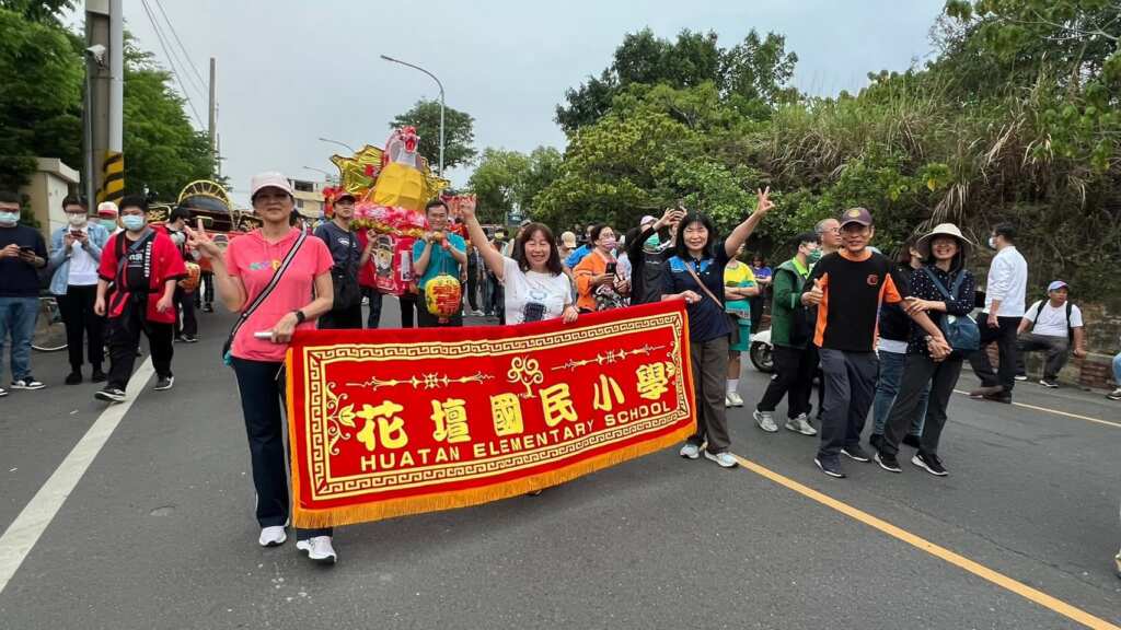 僑光科技大學與花壇國中與花壇國小共同組成的「福德老爺迎燈排x接駕大甲媽姐」隊伍熱情迎接大甲媽祖。
