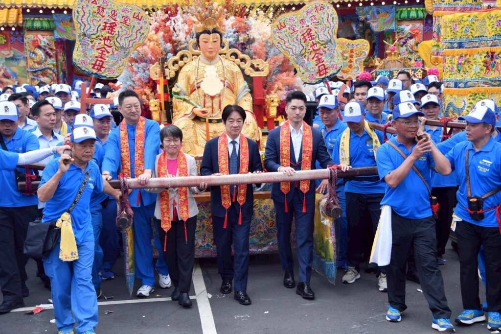 ▲臺北市長蔣萬安出席松山慈惠堂「母娘文化季」羅天大醮起駕大典，親自扶鸞為母娘寶像起駕。（台北市政府提供）