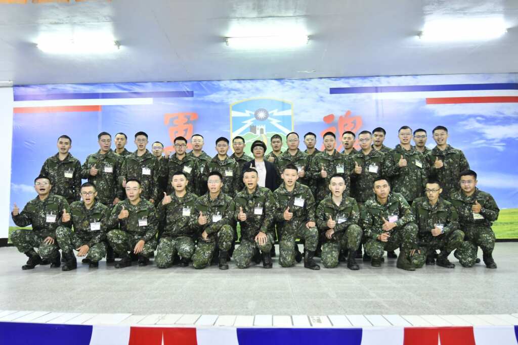 ▲彰化縣長王惠美前往嘉義中坑營區探視陸軍第218、219梯次以及空軍第107梯次軍事訓練縣籍子弟兵共291人,受到營區長官及受訓役男熱烈歡迎。(彰化縣政府提供)