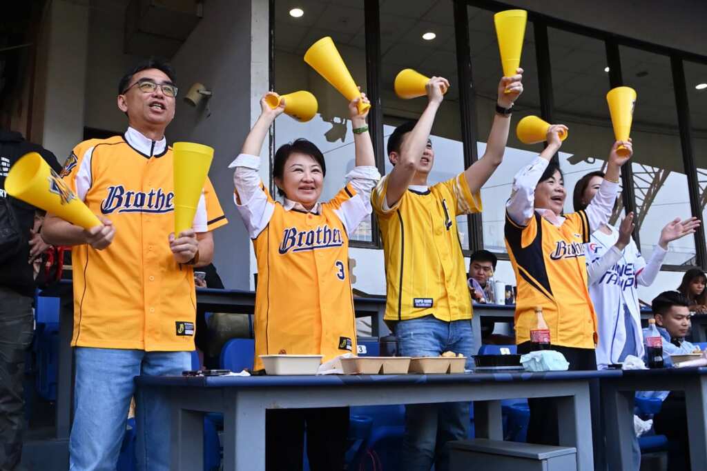 ▲台中市長盧秀燕賽前在運動局長游志祥陪同下至球隊休息區為球員打氣。(記者張玉泰攝)