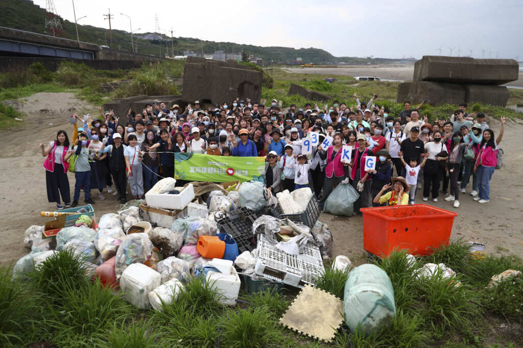 ▲momo致力推動海洋環境永續,於世界地球日前夕號召超過150位員工與消費者攜家帶眷,組成「永續家園保衛隊」前往林口頂寮沙灘參與淨灘行動。