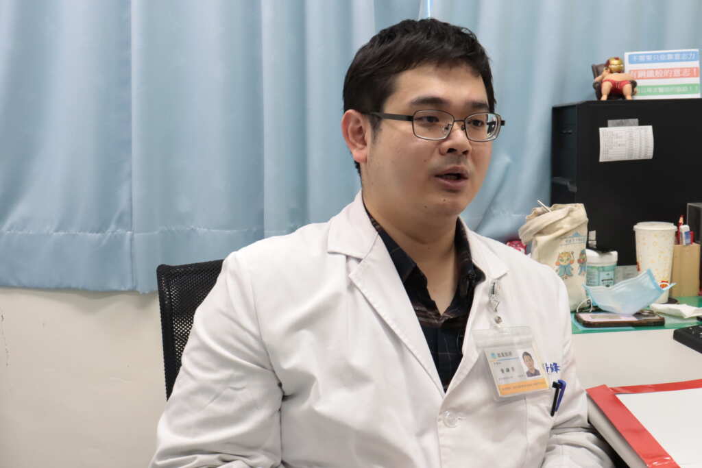 ▲衛福部彰化醫院中醫師黃鋒榮強調,雖然冬天快過了,但接下來乍暖還寒的日子,也是很容易因早晚溫差大,筋肉收縮及忽略保暖,引發拉扭傷或舊傷復發。(彰化醫院提供)