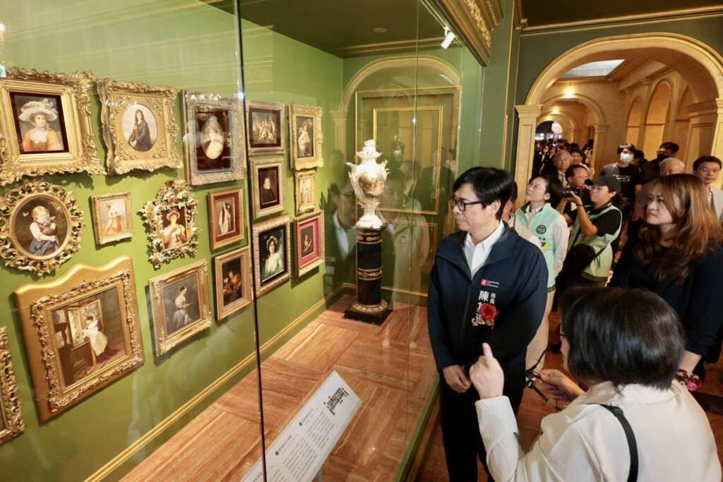 ▲陳其邁在導覽人員帶領下參觀館內豐富的瓷器典藏,會後與出席貴賓合影留念。(高雄市政府提供)