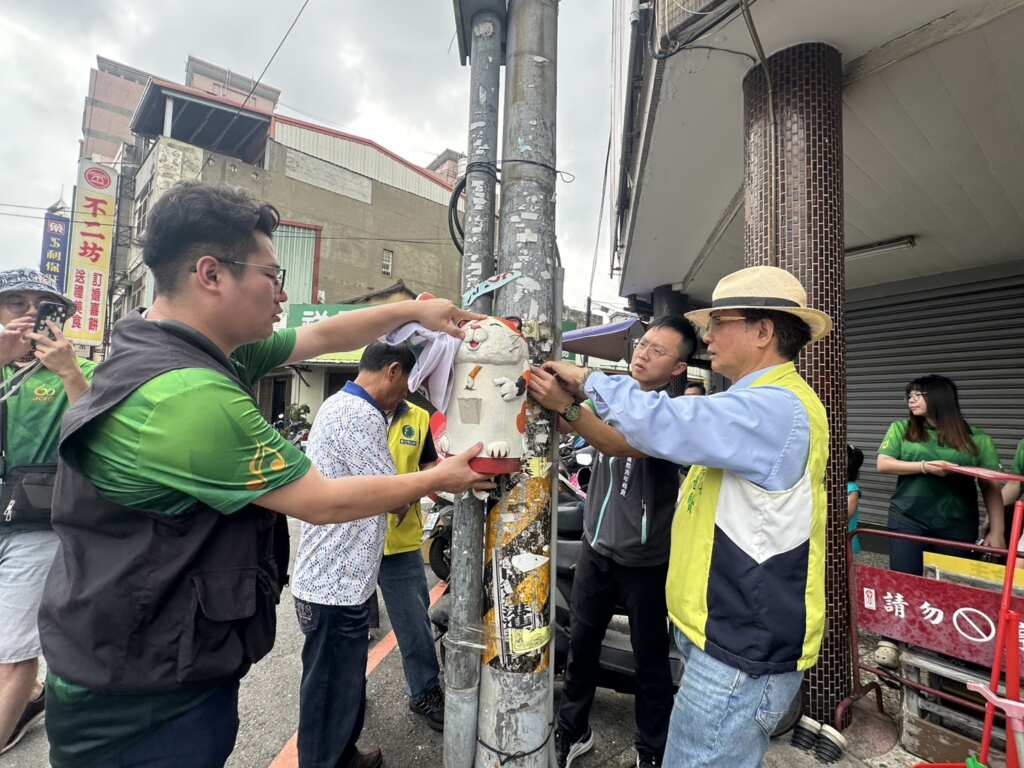 ▲彰化國際青年商會與彰化市公所合作，於今日在中正社區舉辦「撿菸蒂，淨環境」活動，號召青年與民眾走上街頭撿拾菸蒂，並設置回收箱，倡導正確丟棄觀念。（彰化市公所提供）