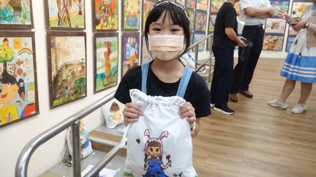 ▲曾姓學生與手作縫紉背包袋作品合影。(記者林明佑攝)
