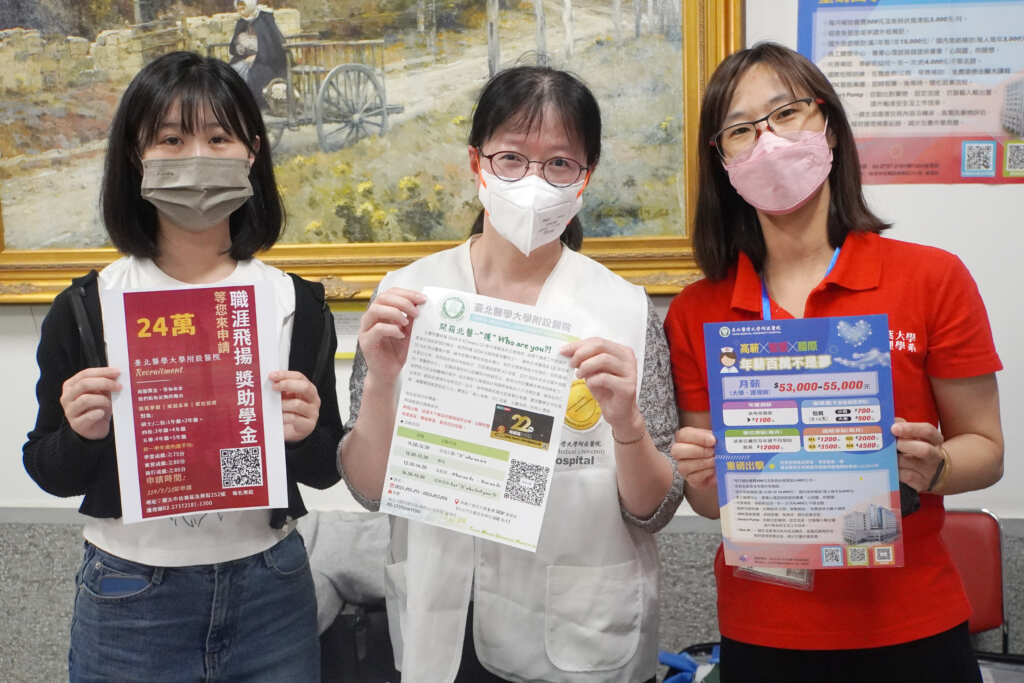 ▲大葉大學護理系蔣宗盈同學(左)選擇到台北醫學大學附設醫院最後一哩實習,獲醫院留任。(記者林明佑翻攝)