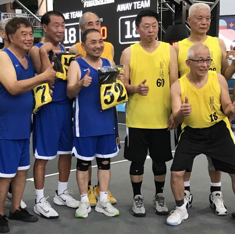 張才華(右一)在人生跨越50歲時,開始周休二日的籃球訓練,現在70歲仍體健如牛。 (潘安彥攝影)
