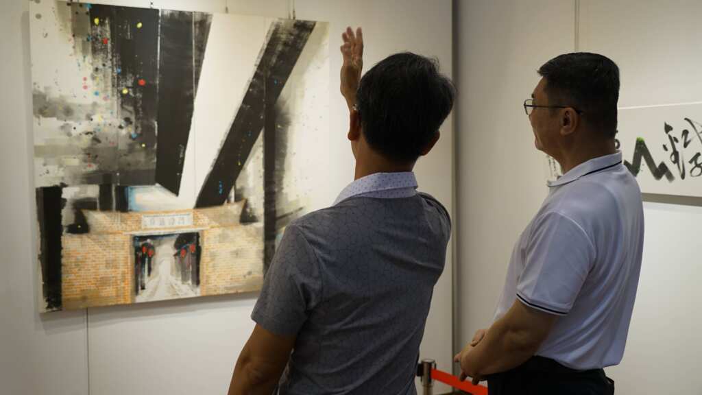 ▲鹿港鎮長許志宏表示，透過細心品味「施景文新文人書畫創作展」，可以讓人沉澱並反思人生的真諦，在忙碌生活中不妨停下腳步，來到公會堂放空自己。（記者林明佑翻攝）