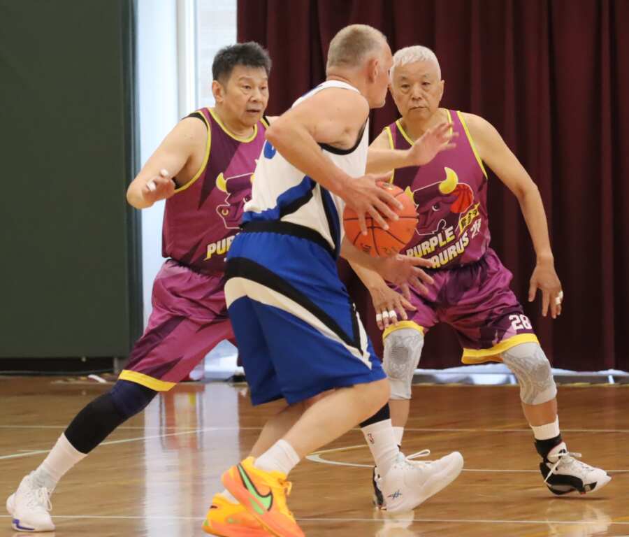 張才華(右)、陳日興(左)在20年前都是百公斤上下的大胖子,沒想到70歲之後竟然回覆精壯體型,繼續在籃球場上征服歐美壯漢。 (潘安彥攝影)