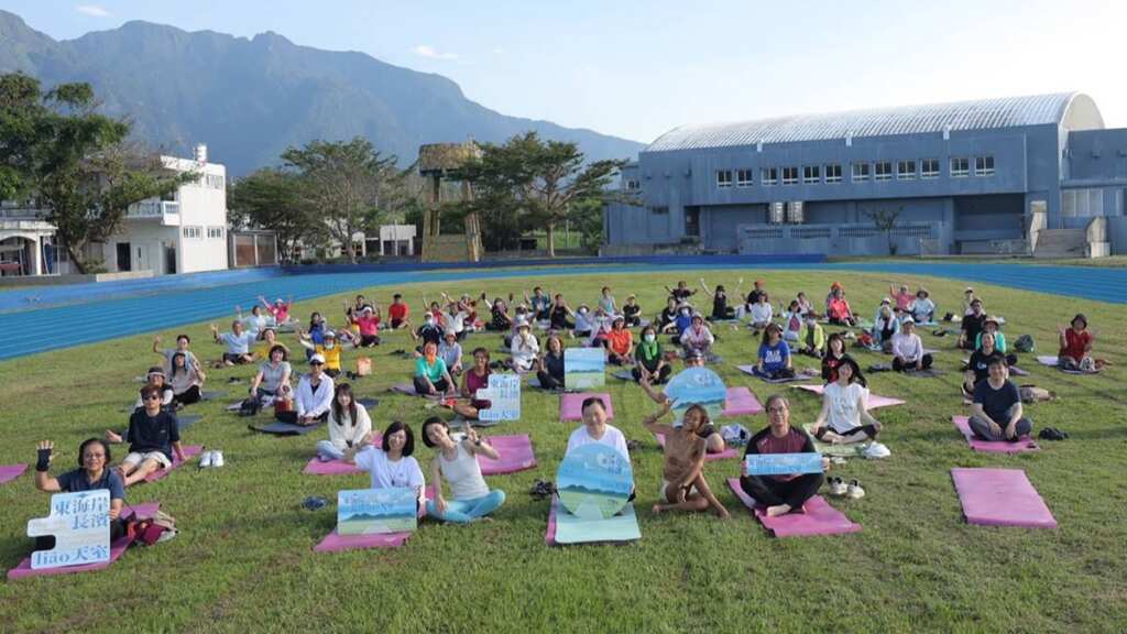 ▲2025自然醒慢活祭「東海岸長濱liao天室」首場「百人晨曦瑜珈」,於24日清晨6時於長濱國中操場舉辦。(臺東縣社會處提供)