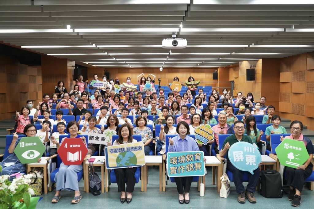▲屏東縣長周春米表揚獲獎師生，感謝師生們在環境教育上的投入與用心，為屏東爭光。（屏東縣教育處提供）