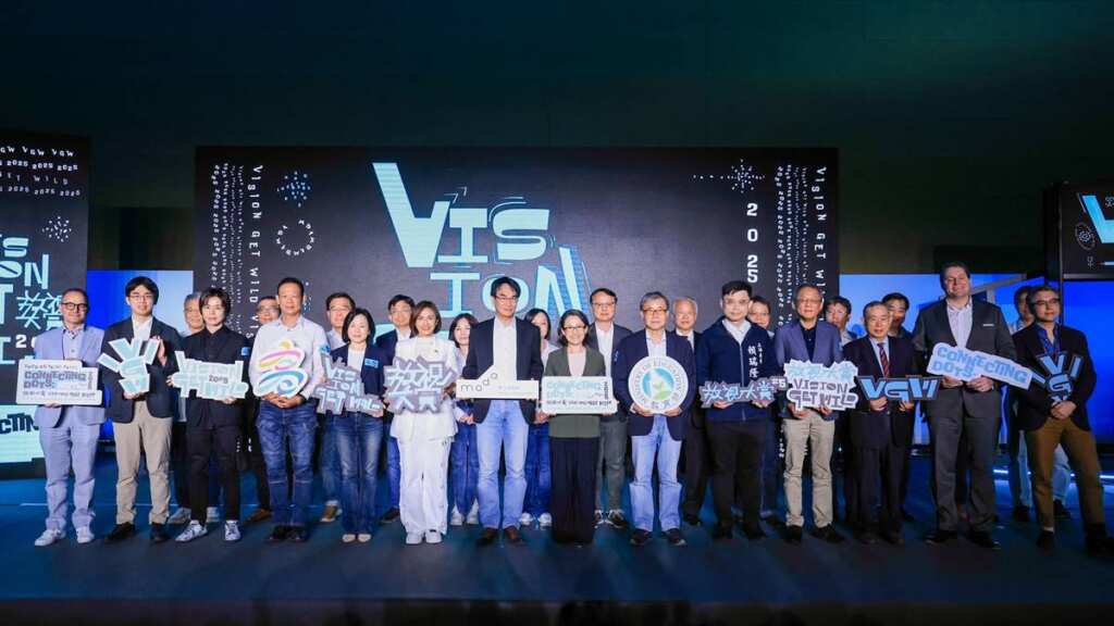 ▲全台指標數位內容設計展「2025放視大賞」今開跑，蕭美琴副總統(前排左8)、立委賴瑞隆(右5)、立委邱議瑩(左6)、教育部部長鄭英耀(右6)、數發部次長林宜敬( 左7 )、高雄市副秘書長張家興（左4）及產策會歐陽志宏理事長(右4)到場力挺。（高雄市經發局提供）