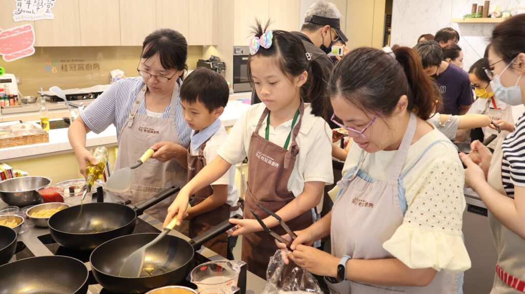 ▲母親節來點不一樣的，臺北市政府青年局策劃「親子烹飪工作坊」，用美味連結親子時光。（台北市青年局提供）