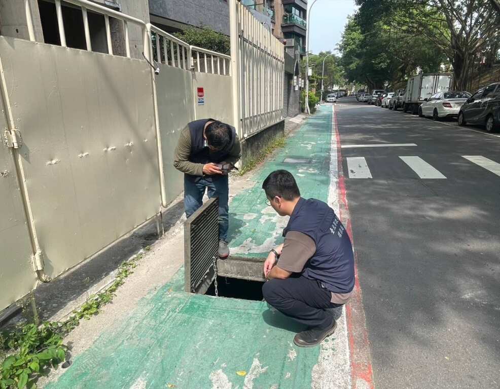 ▲溯源追查污染源頭，查獲後逕行開罰並要求改善。（台北市環保局提供）