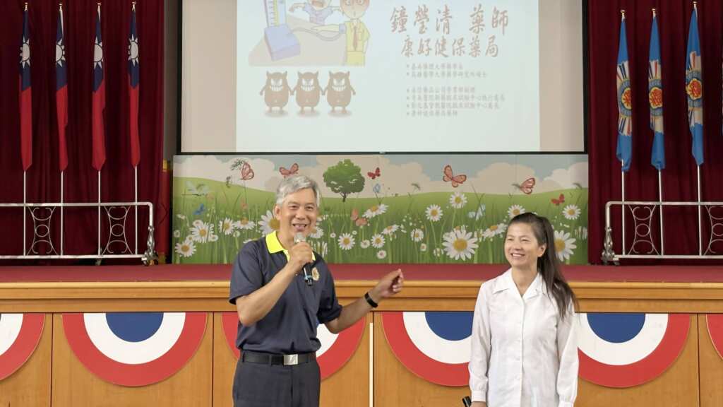 ▲中彰榮家8日特邀榮家的好鄰居「康好藥局」鐘瑩清藥師蒞家演講「高血脂預防與用藥安全」健康講座，以淺顯易懂的內容講解高血脂及用藥。（記者林明佑翻攝）
