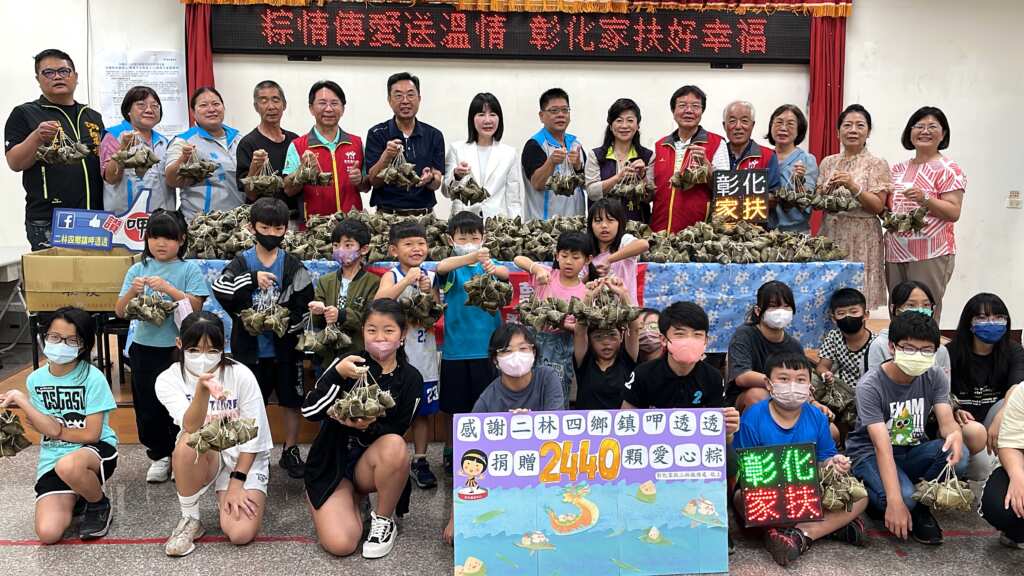 ▲為讓弱勢家庭感受端午佳節溫馨氣氛，「二林四鄉鎮呷透透」臉書社團版主林煌凱再度號召社團會員響應「愛心粽募集行動」，將2,440顆粽子送達彰化家扶二林服務處，讓端午節多了一份人情味。（記者林明佑翻攝）