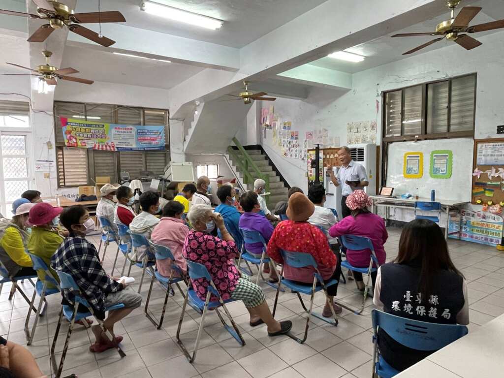 ▲綠島餐旅業污水與油脂管理宣導,攜手業者與民眾共護海洋環境。(臺東縣環境保護局提供)