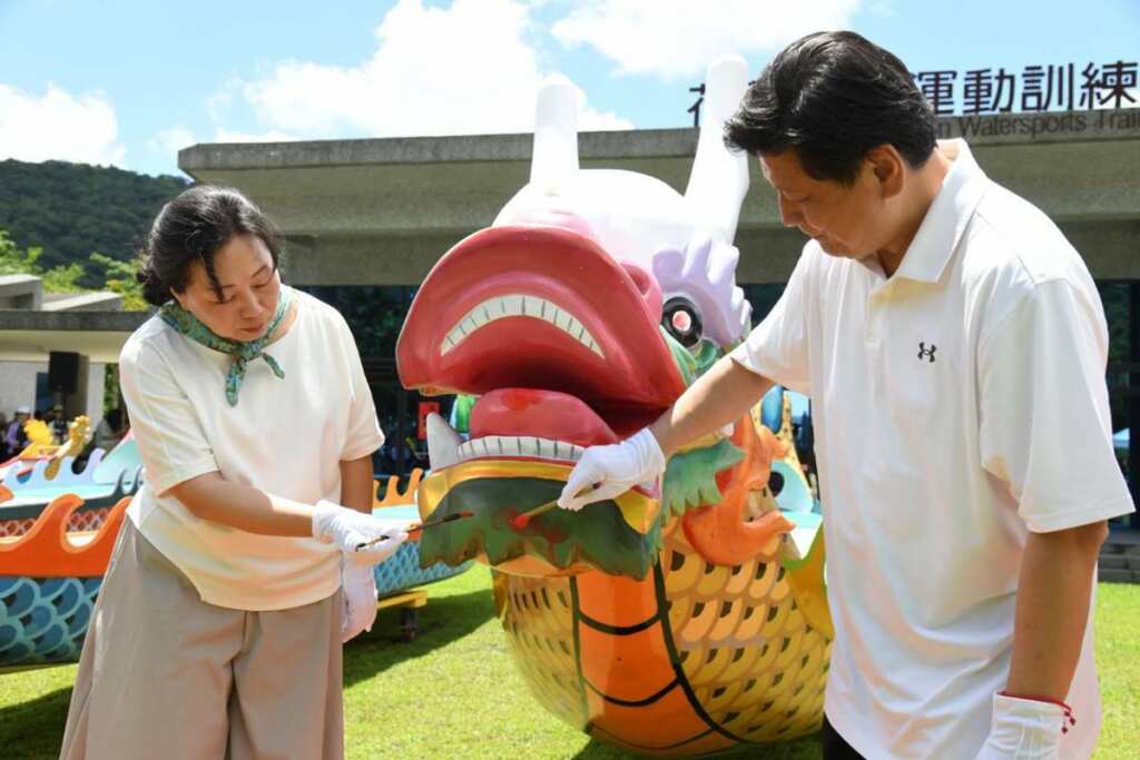 ▲花蓮縣長徐榛蔚偕立委傅崐萁今日前往鯉魚潭水上運動訓練中心，為龍舟進行祈福開光點睛儀式。（花蓮縣政府提供）