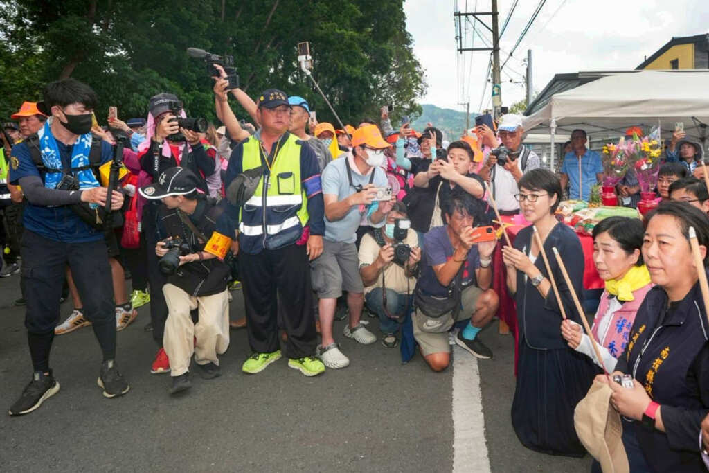 ▲南投縣長許淑華在民間鄉恭迎白沙屯媽祖時虔誠表示，白沙屯拱天宮媽祖徒步進香已有二百年歷史，香火鼎盛、信仰綿延，今年首次停駕南投，意義非凡。（圖／取自許淑華臉書）