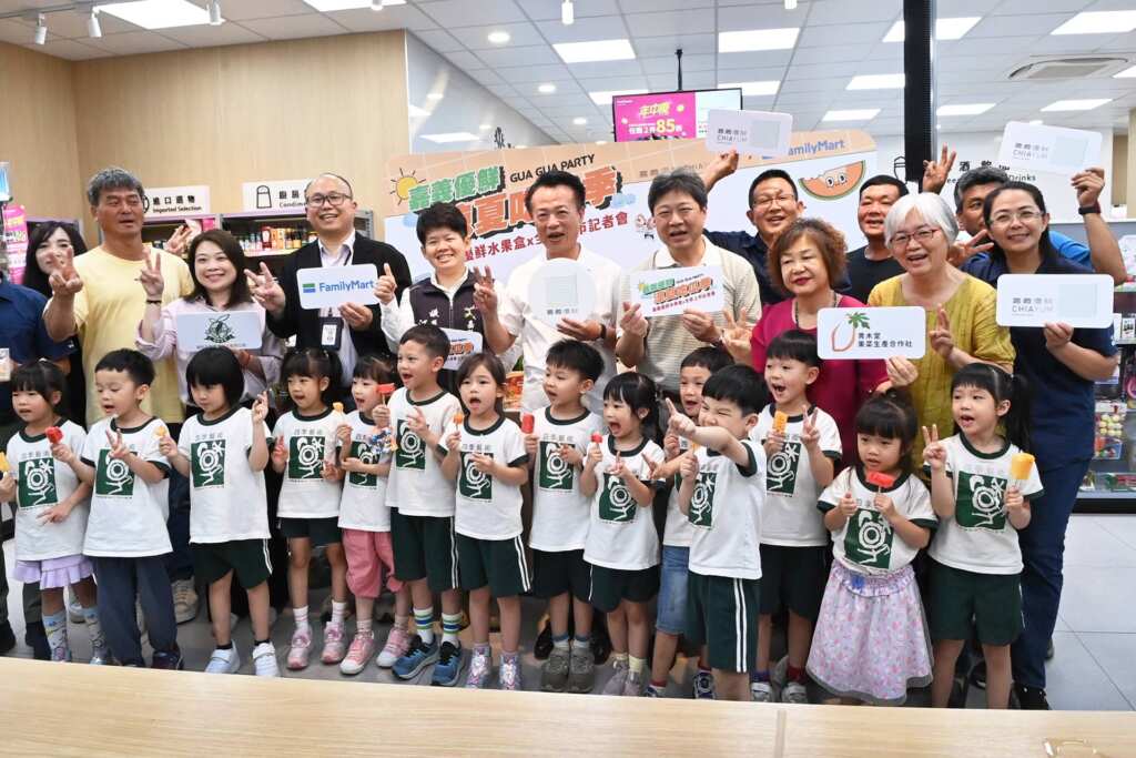 ▲嘉義縣政府以「嘉義涼夏吃瓜季」為主題，攜手全家便利商店與福和生鮮股份有限公司，推出全新設計的「嘉義優鮮瓜瓜水果餐盒」。（記者張玉泰攝）