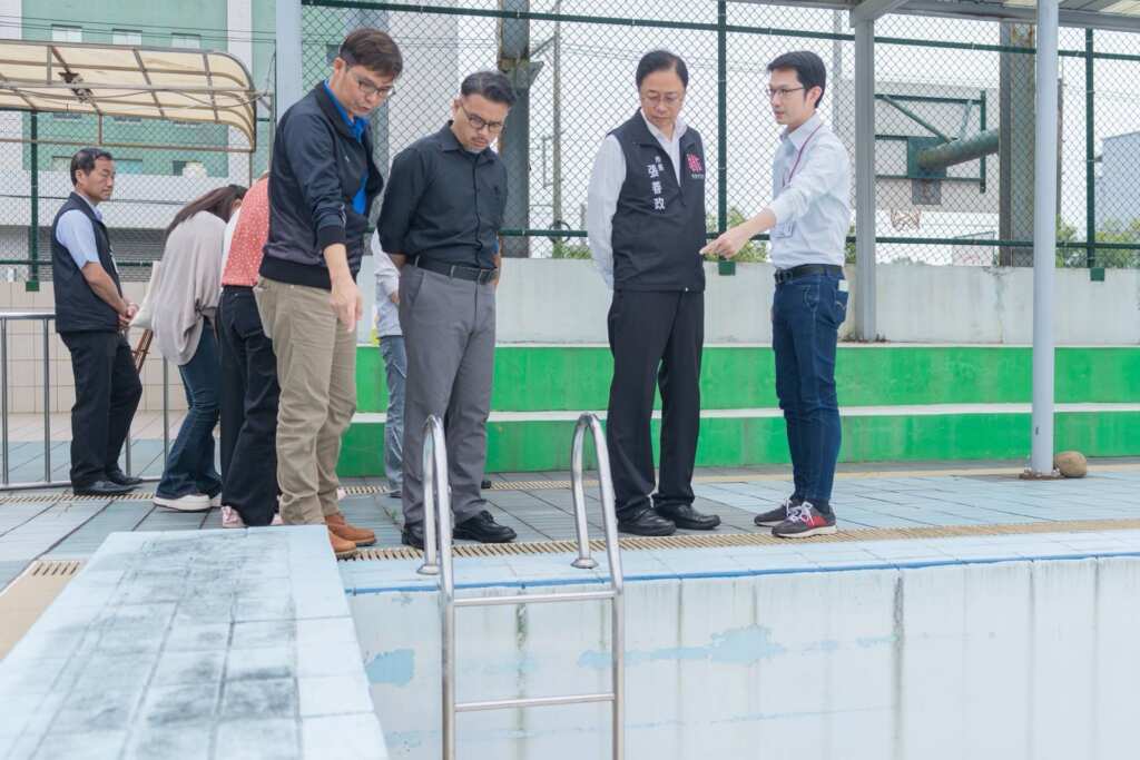 ▲桃園市長張善政實地了解平鎮游泳池現況。（桃園市政府提供）