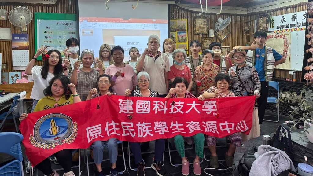 ▲建國科大原住民族學生協同愛心慈幼社於今日，前往台中市南屯區永春文健站舉辦「大手牽小手：與長輩一起製作端午香包」文化體驗活動。（記者林明佑翻攝）
