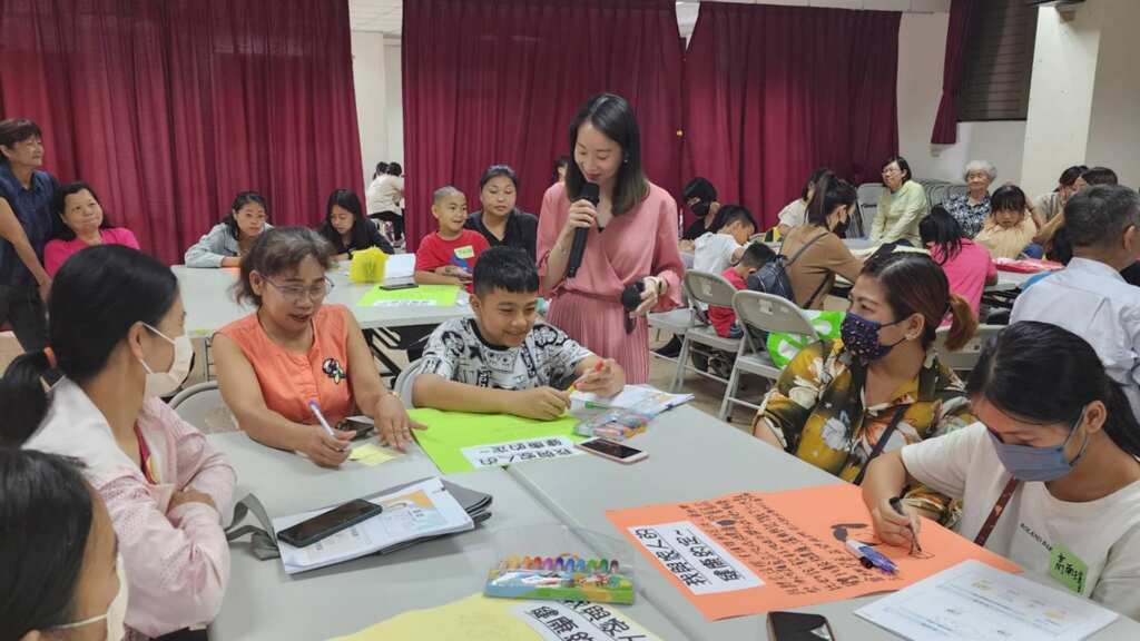▲彰化家扶志工隊家扶之友會於和美兒童館辦理一場健康講座，邀請吳佳穎營養師跟彰化家扶10戶親子25人分享吃的藝術。（彰化家扶提供）