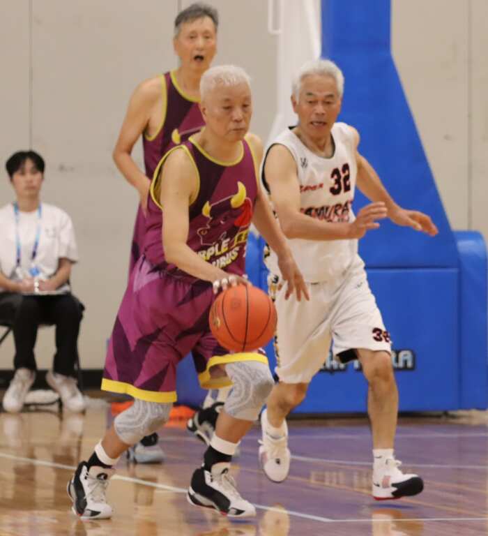 及人中學第一中鋒張才華，50歲時體重一度近百公斤，透過是當運動減重19公斤，現在70歲仍能生龍活虎打籃球。 (潘安彥攝影)