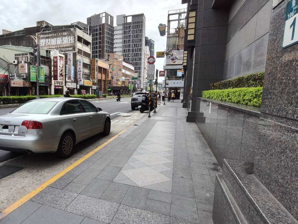 ▲黃線臨時停車。（新北市交通局提供）
