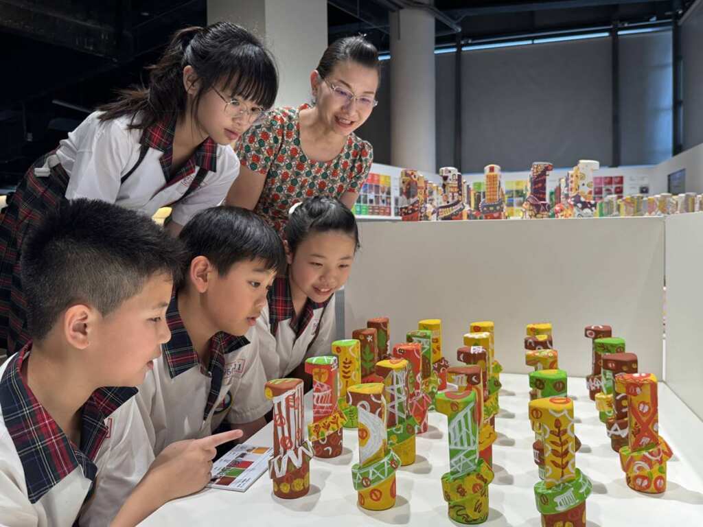 ▲臺中市九德國小師生觀展學童彩繪作品。(國美館提供)