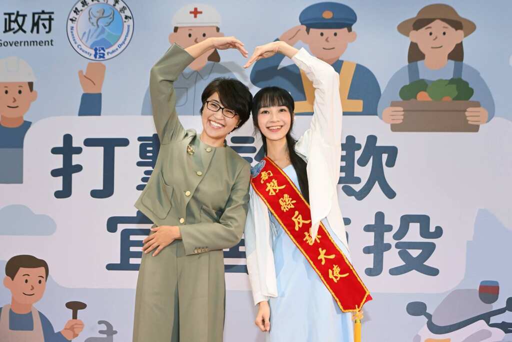 ▲許淑華號召百工百業共同打詐，高曼容任反詐大使力挺。（記者張玉泰攝）