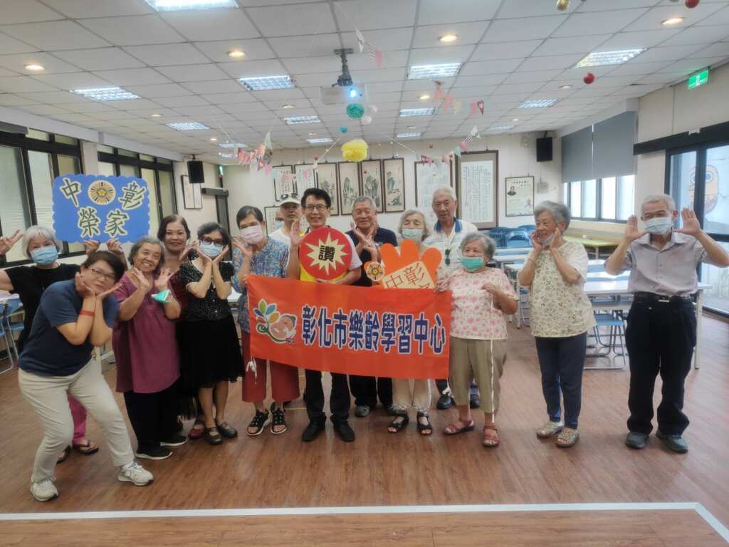 ▲中彰榮家聯結彰化樂齡中心，活化長輩腦力桌遊趣。（記者林明佑翻攝）