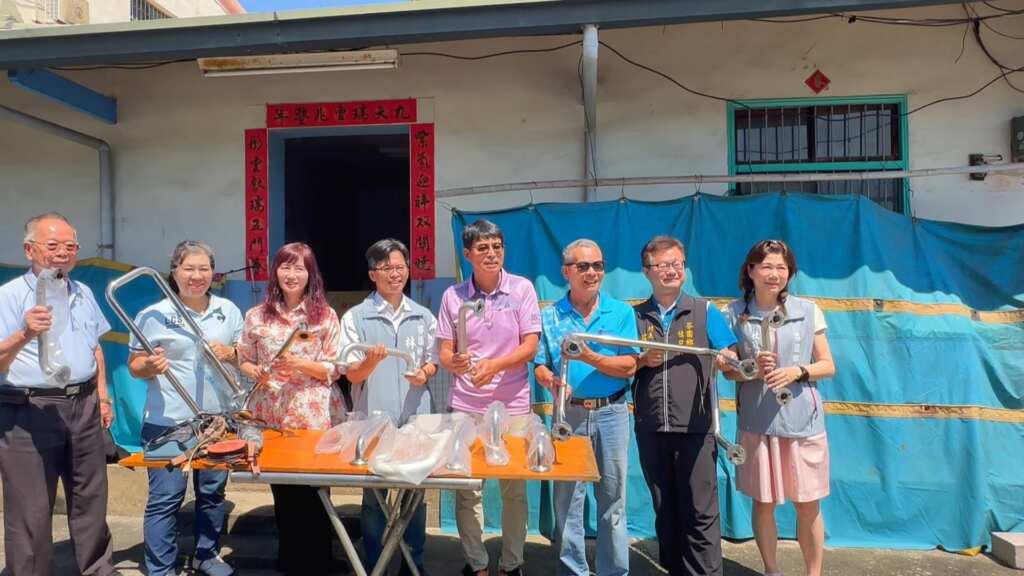 ▲笁樂種子基金公益協會預計服務芬園鄉61戶，今年於5月18日開始陸續進行扶手安裝，芬園鄉長林世明感謝協會的暖心義舉。（記者林明佑翻攝）
