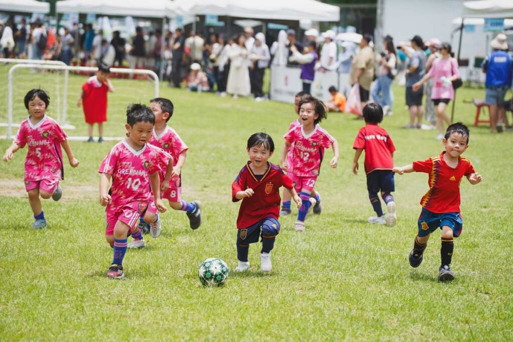 ▲小小足球員熱血開踢！2025臺北市幼兒足球錦標賽登場，近2000名小選手在道南河濱公園展現活力，親子同歡、現場熱鬧非凡 。（臺北市政府體育局提供）
