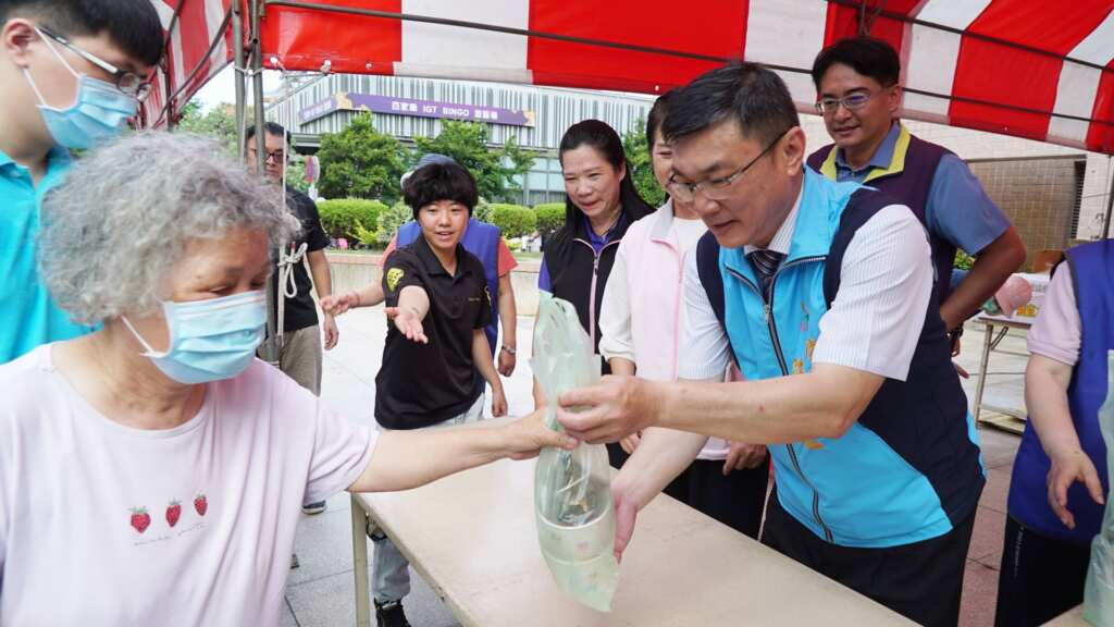 ▲2025鹿港食農教育推廣-粽香雞緣 鹿港好味活動，提供肉粽及土雞料理供民眾享用。（記者林明佑翻攝）