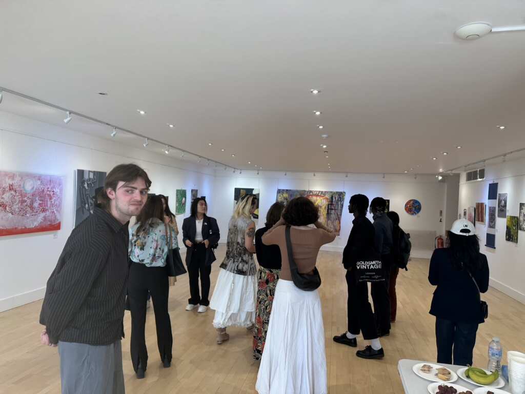 ▲在倫敦千禧畫廊舉行的首屆「白點藝術國際展」吸引各國藝術家觀展。(廖迎晰提供)