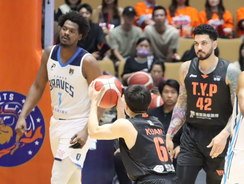 台北富邦勇士隊楊將沃特斯(左)在左手指骨折情況下，打出奇蹟逆轉勝利。 (魏冠中攝影)