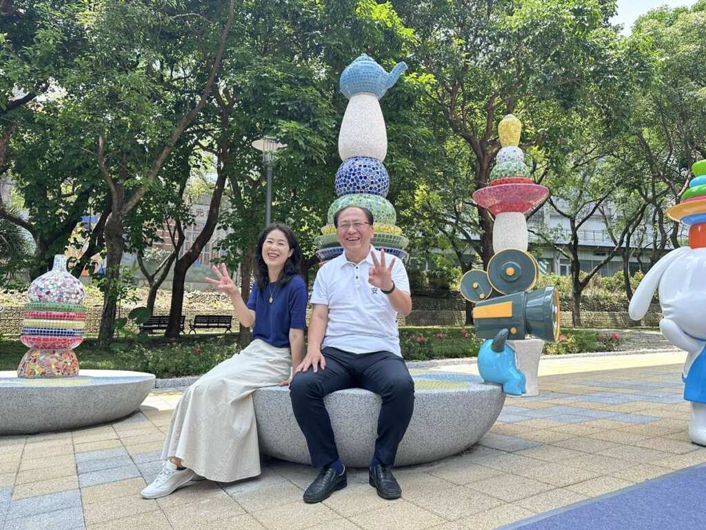 ▲陶瓷老街站旁公共藝術「有趣」可愛又實用。（新北市政府提供）
