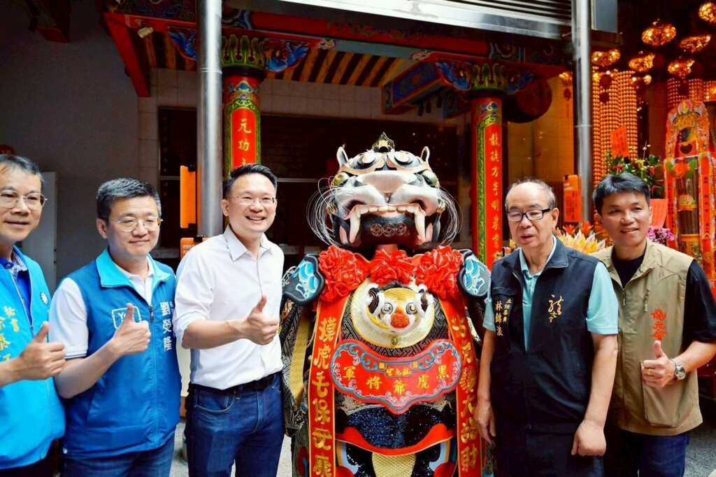▲桃園市副市長蘇俊賓及貴賓與黑虎爺神尊合照。（桃園市政府提供）