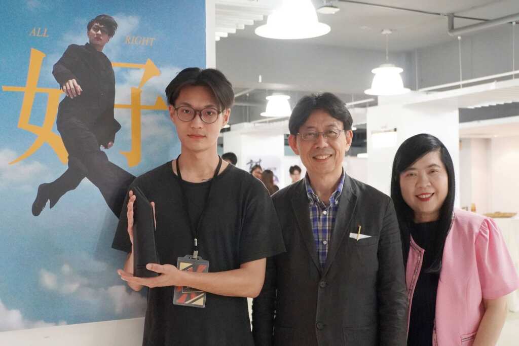 ▲大葉大學方文昌校長(中)與宋秀娟院長(右)恭喜王宇安同學(左)獲放視大賞特別獎。(記者林明佑翻攝)