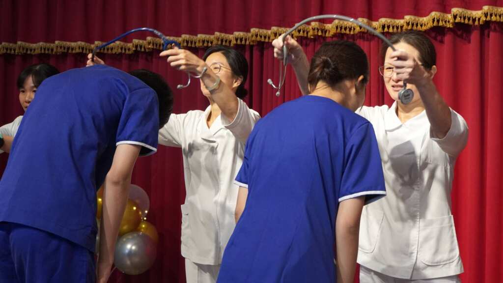 ▲大葉大學護理系師長為學生佩掛聽診器。（記者林明佑翻攝）