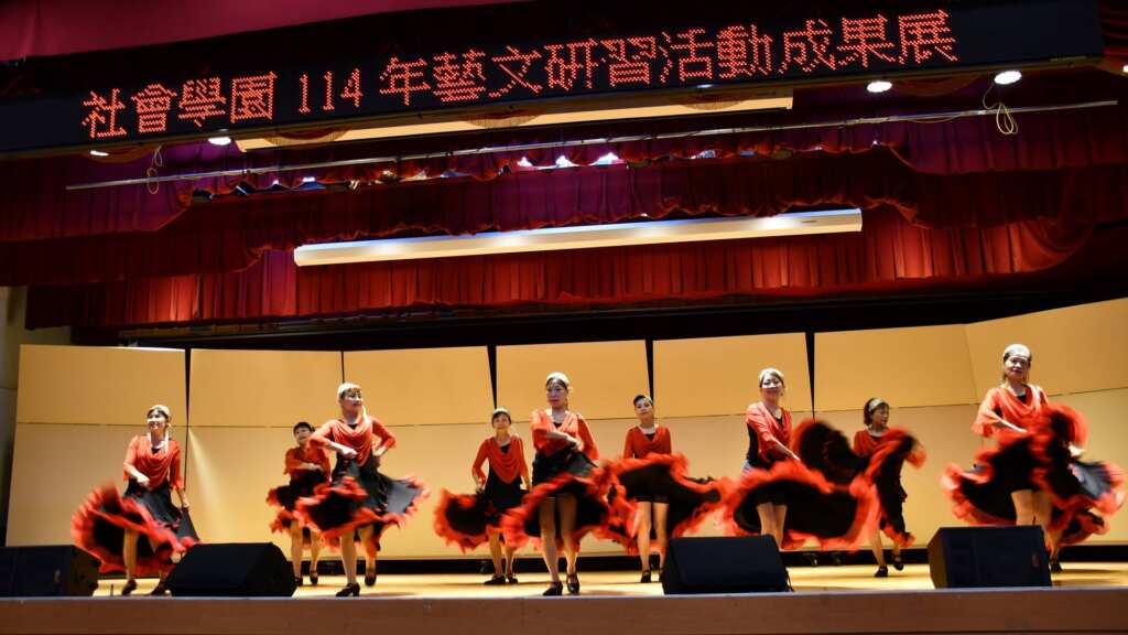 ▲風情萬種的舞蹈演出。(記者林明佑翻攝)