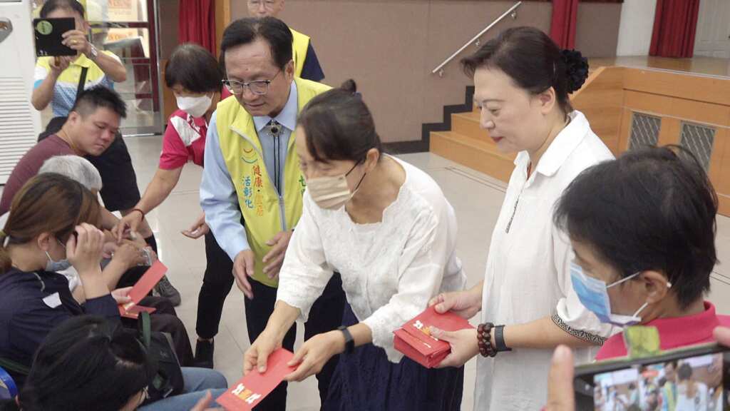 ▲林世賢市長陪同大通電子股份有限公司董事王寶雍頒贈慰問金。（記者林明佑攝）