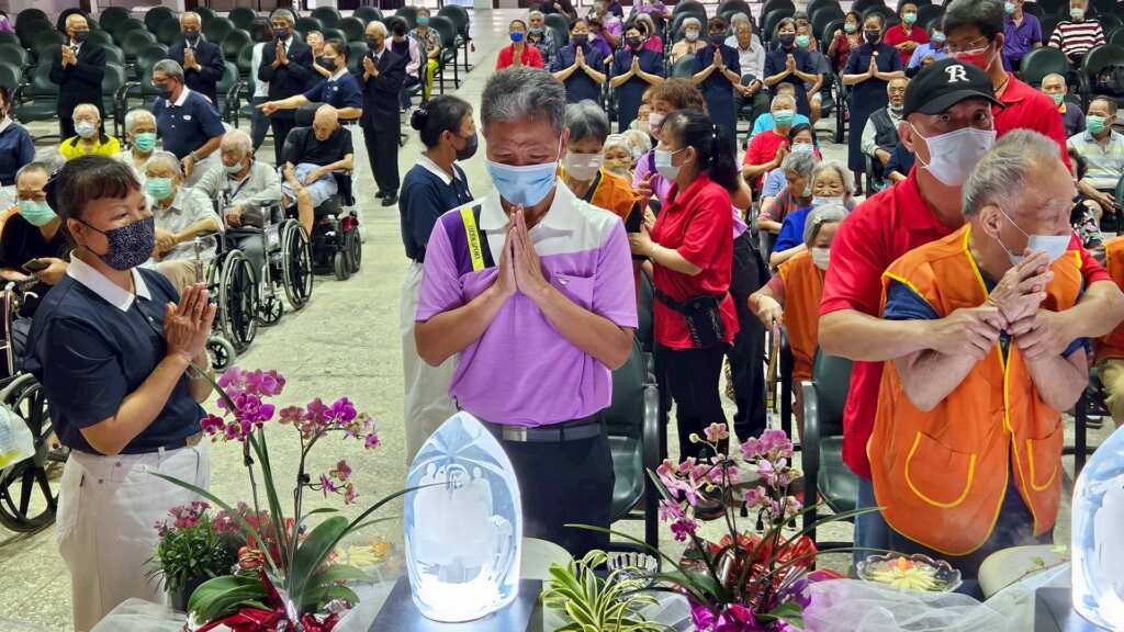 ▲慈濟基金會志工於6日前往彰化榮譽國民之家舉辦浴佛節活動，陪伴榮家長者一同浴佛祈福，傳遞敬老尊賢與祝福平安的心意。（記者林明佑翻攝）