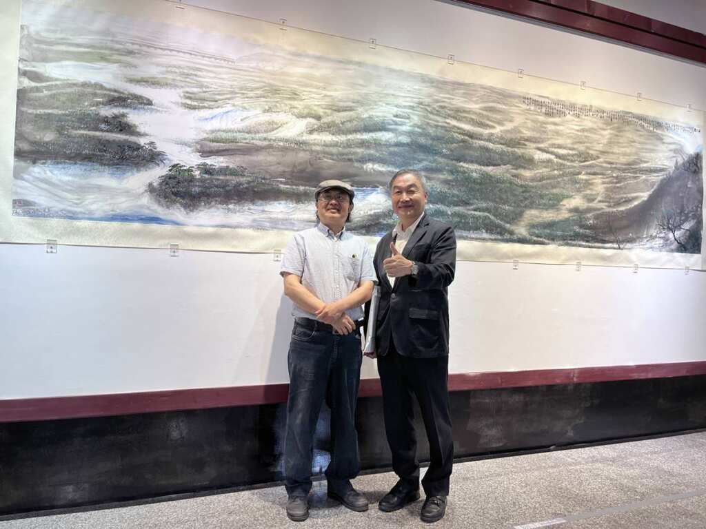 ▲台中副市長黃國榮對水墨藝術家林清鏡作品高度肯定。(記者林明佑翻攝)