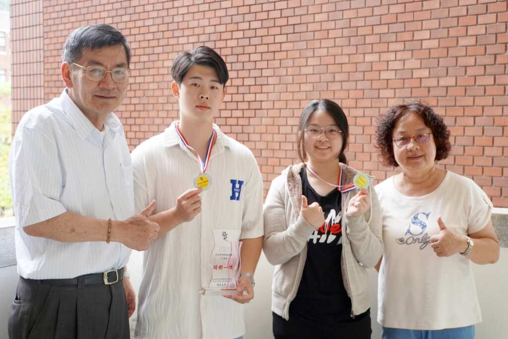 ▲大葉大學企管系曾宇正同學(左二)感謝老師和陳謁蓁學姐(右二)協助準備比賽。（記者林明佑翻攝）