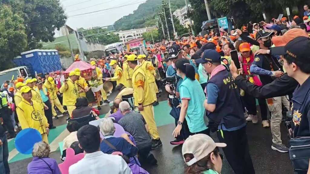 ▲彰化榮家齊迎白沙屯媽祖，長輩同仁鑽轎獲福添祥壽。（記者林明佑翻攝）