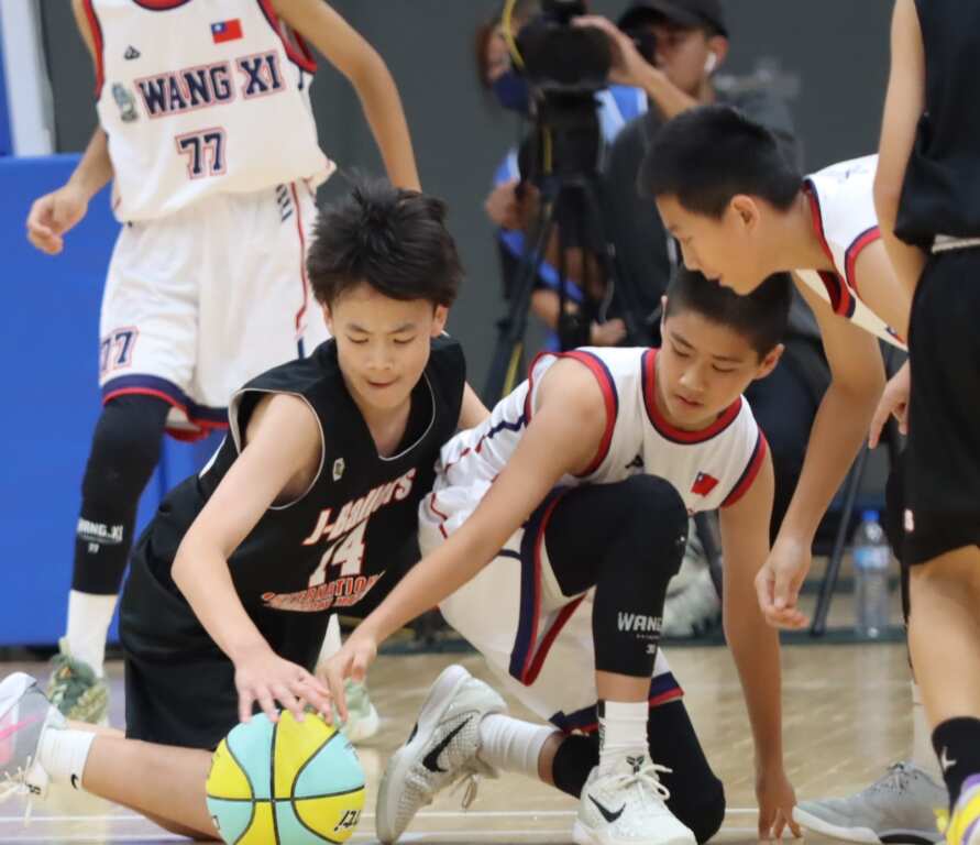 U12的小將比賽認真,精神可感。 (魏冠中攝影)